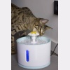 kat drinkt uit fontein