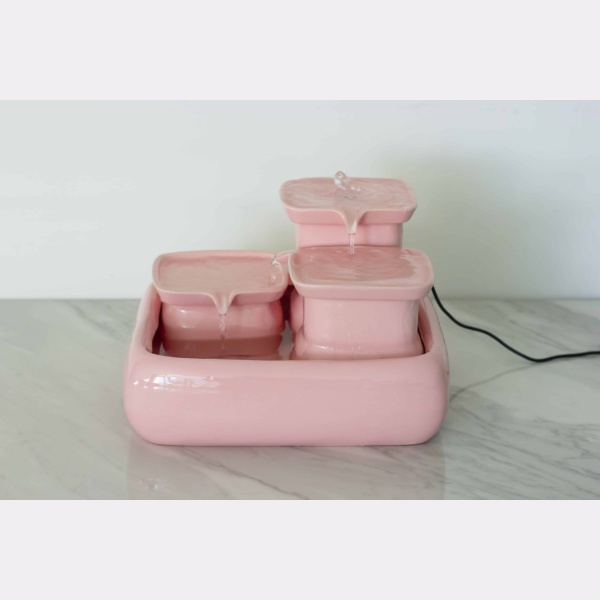 Roze keramische drinkfontein